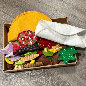 Melissa & Doug Vibrant Felt Taco and Burrito Set